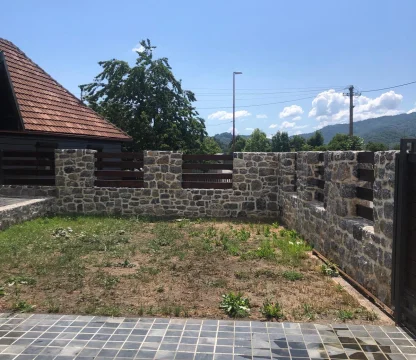 3+1 дуплекс 106 м2, сад 200 м2 в Колашине