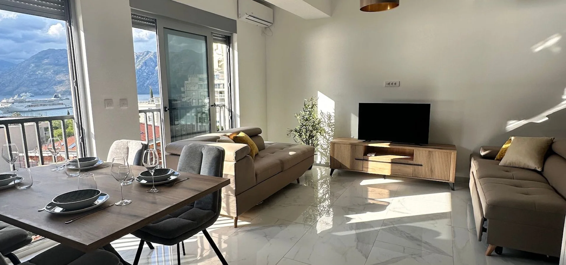 Sea View 2+1 Apartment in Kotor Dobrota - 69 m²