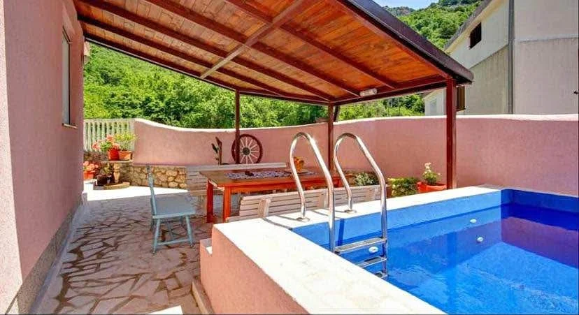 2+1 Detached house with private pool in Budva