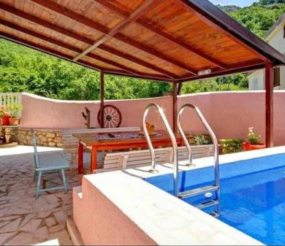 2+1 Detached house with private pool in Budva