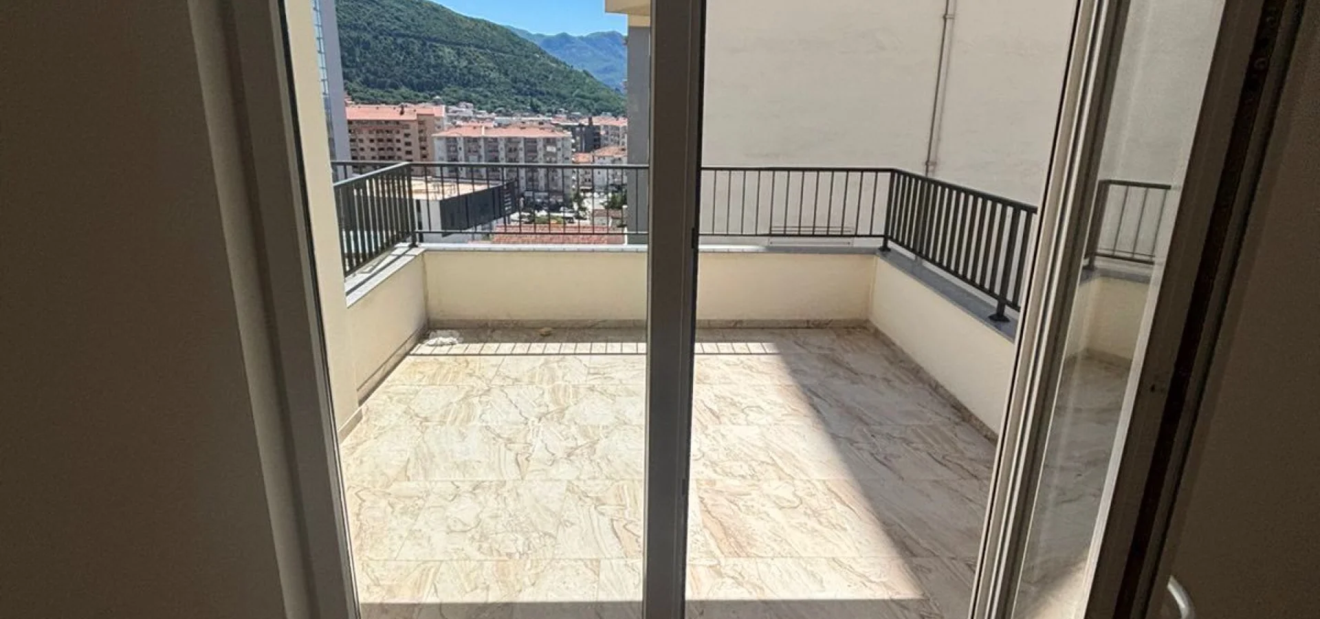 Budva'da yeni binada 1+1 satılık  daire 