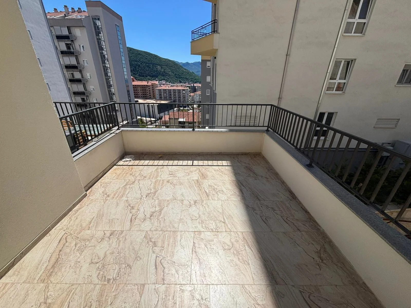 Budva'da yeni binada 1+1 satılık  daire 