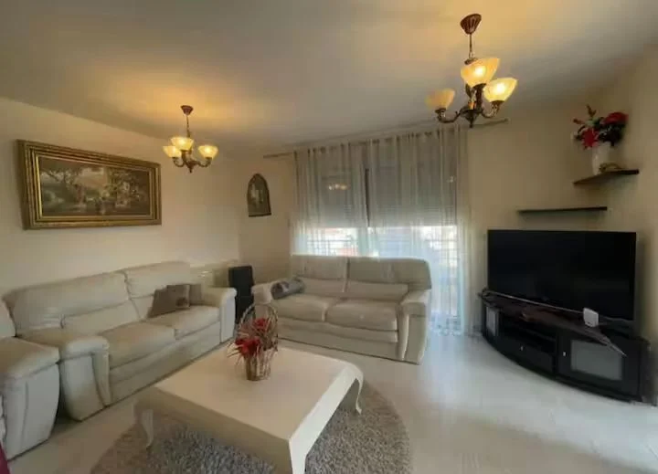 Budva  beciçi de Splendid otelin karsısında 2 + 1 daire 