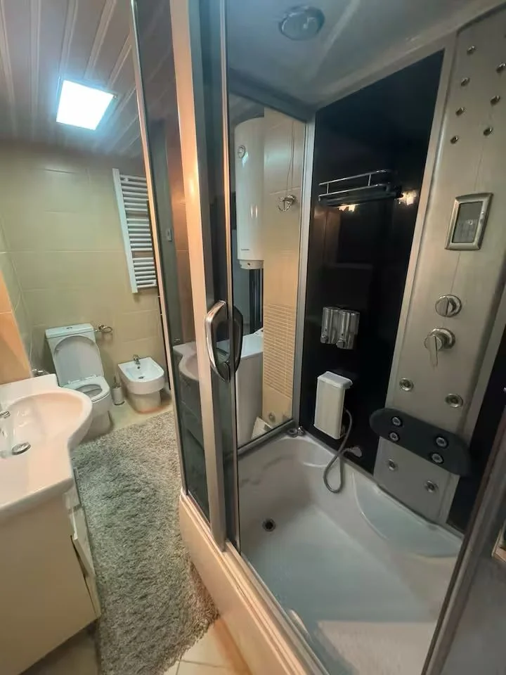 Budva  beciçi de Splendid otelin karsısında 2 + 1 daire 