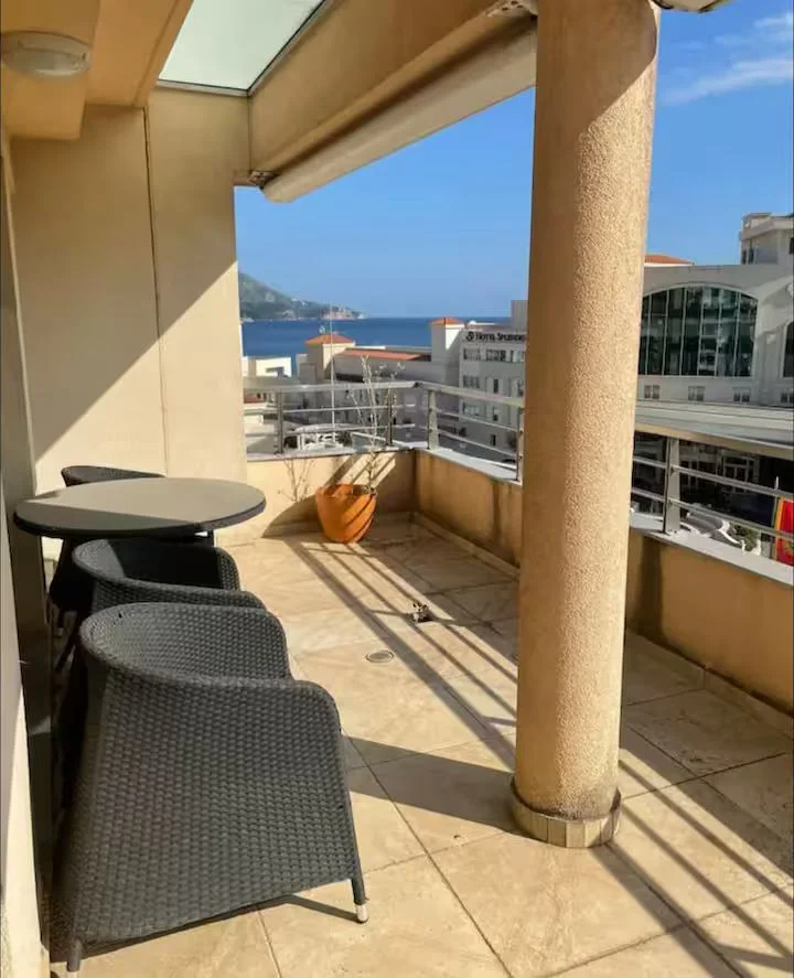 Budva  beciçi de Splendid otelin karsısında 2 + 1 daire 