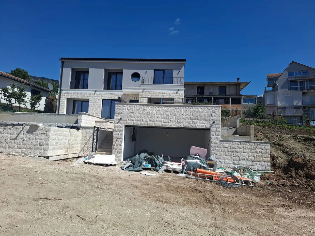 Tivat bölgesinde satılık 250 m2 villa