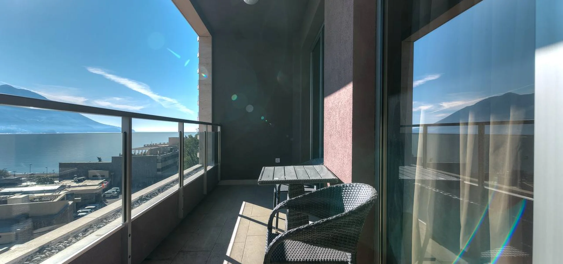 Budva'da deniz manzaralı 1 + 1 satılık daire