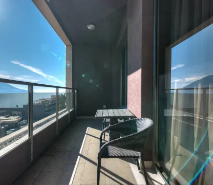 Budva'da deniz manzaralı 1 + 1 satılık daire