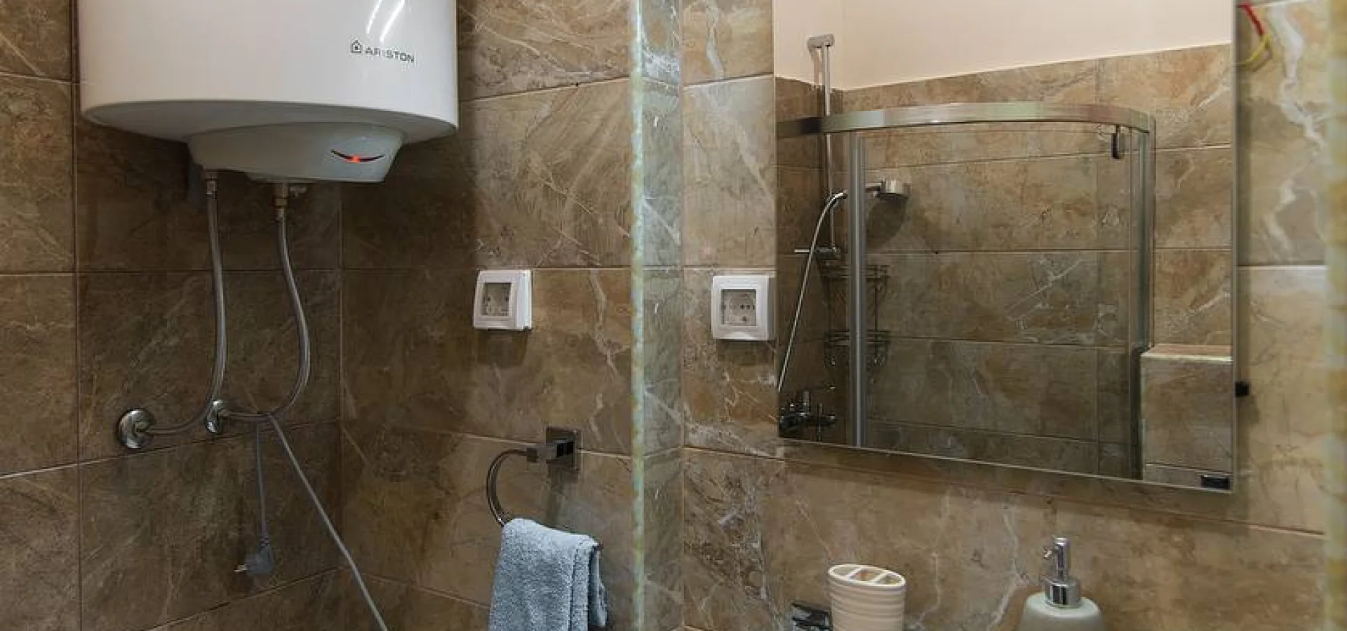 Budva'da deniz manzaralı 1 + 1 satılık daire