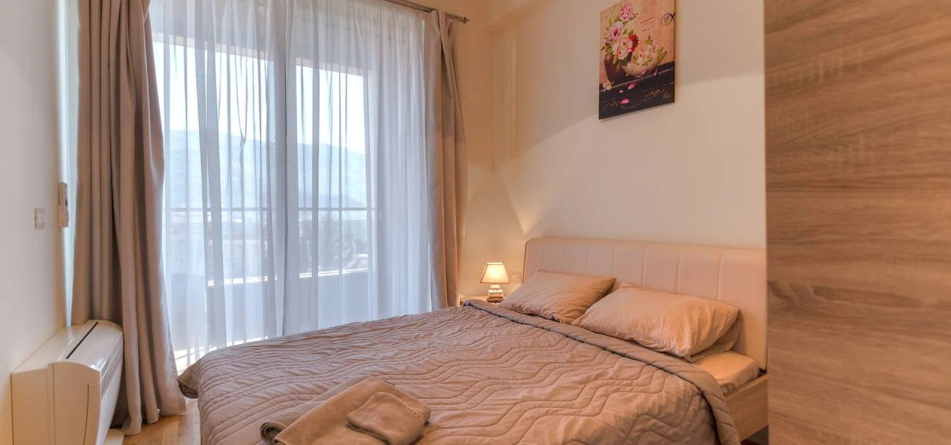 Budva'da deniz manzaralı 1 + 1 satılık daire