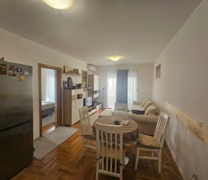 Budva'da New School yakınlarında 1 + 1 daire