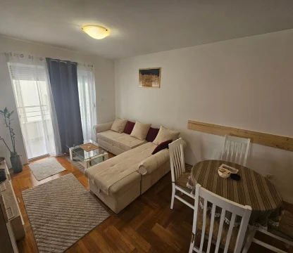 Budva'da New School yakınlarında 1 + 1 daire