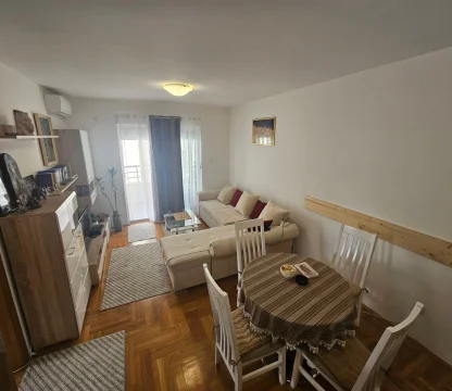 Budva'da New School yakınlarında 1 + 1 daire