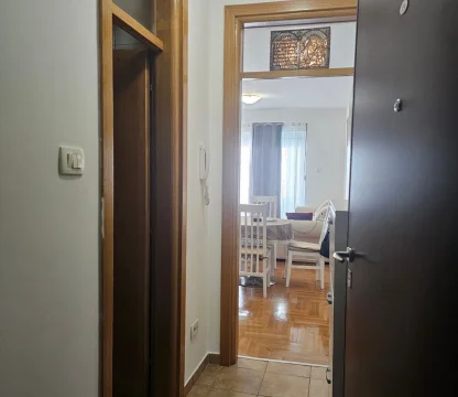 Budva'da New School yakınlarında 1 + 1 daire