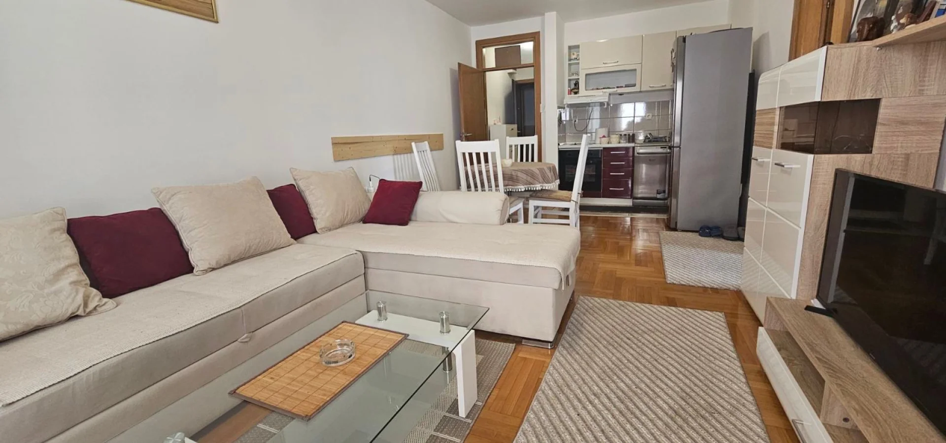 Budva'da New School yakınlarında 1 + 1 daire