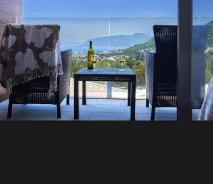 Kotor Kavač'ta Deniz Manzaralı Stüdyo Daire