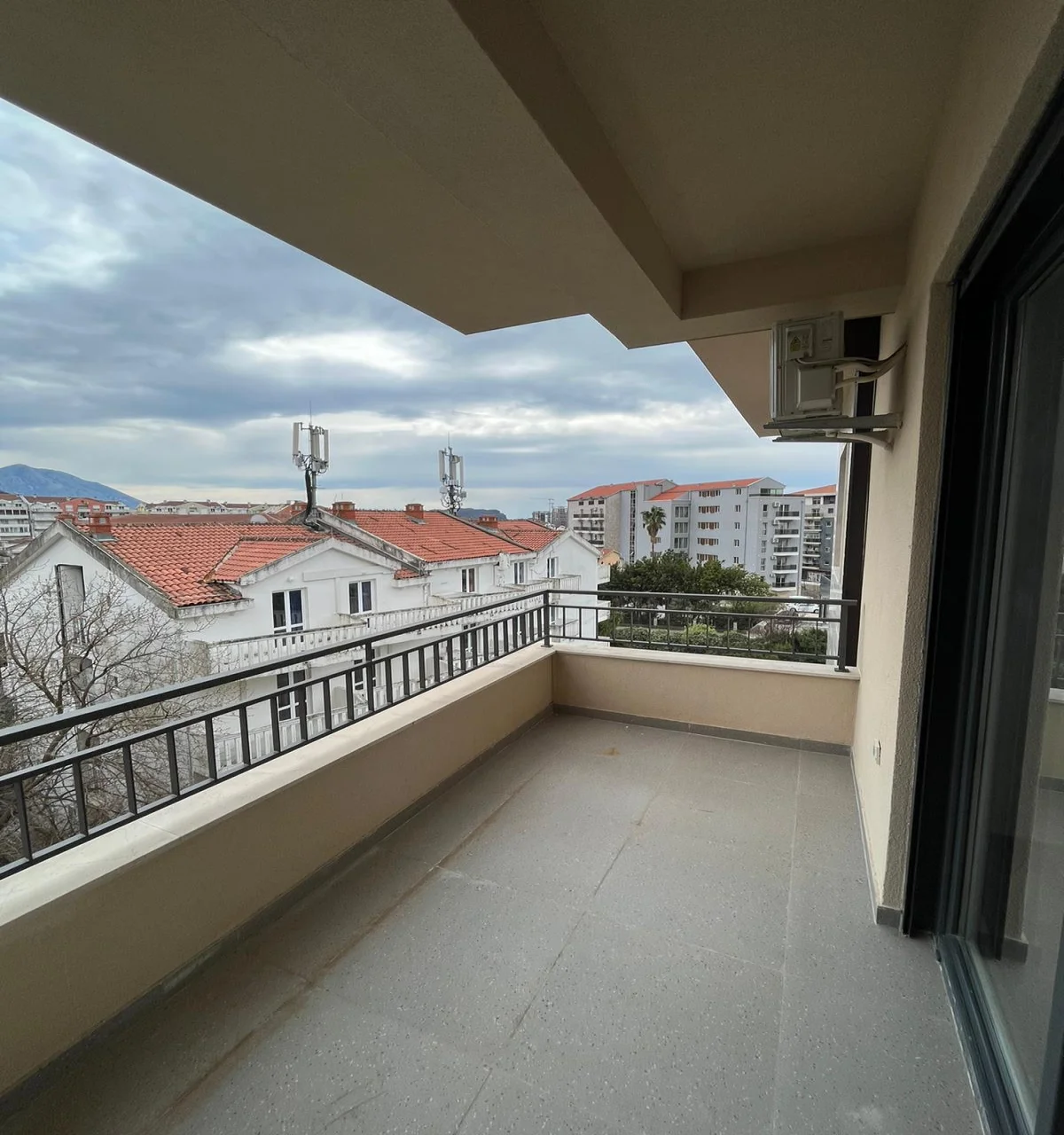 Budva'da dağ ve şehir manzaralı Modern ve Geniş 1 + 1 Daire