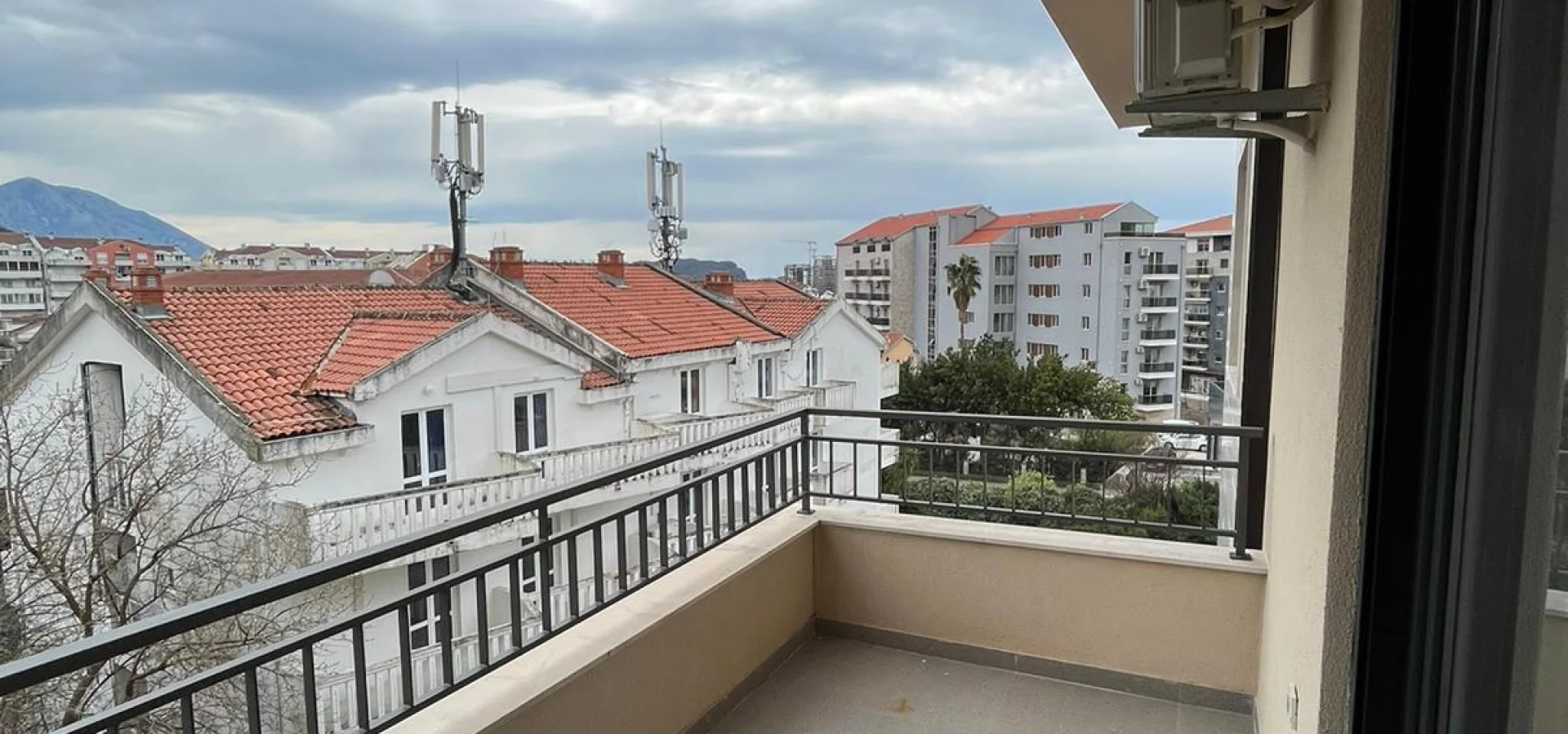 Budva'da dağ ve şehir manzaralı Modern ve Geniş 1 + 1 Daire