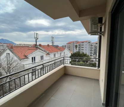 Budva'da dağ ve şehir manzaralı Modern ve Geniş 1 + 1 Daire