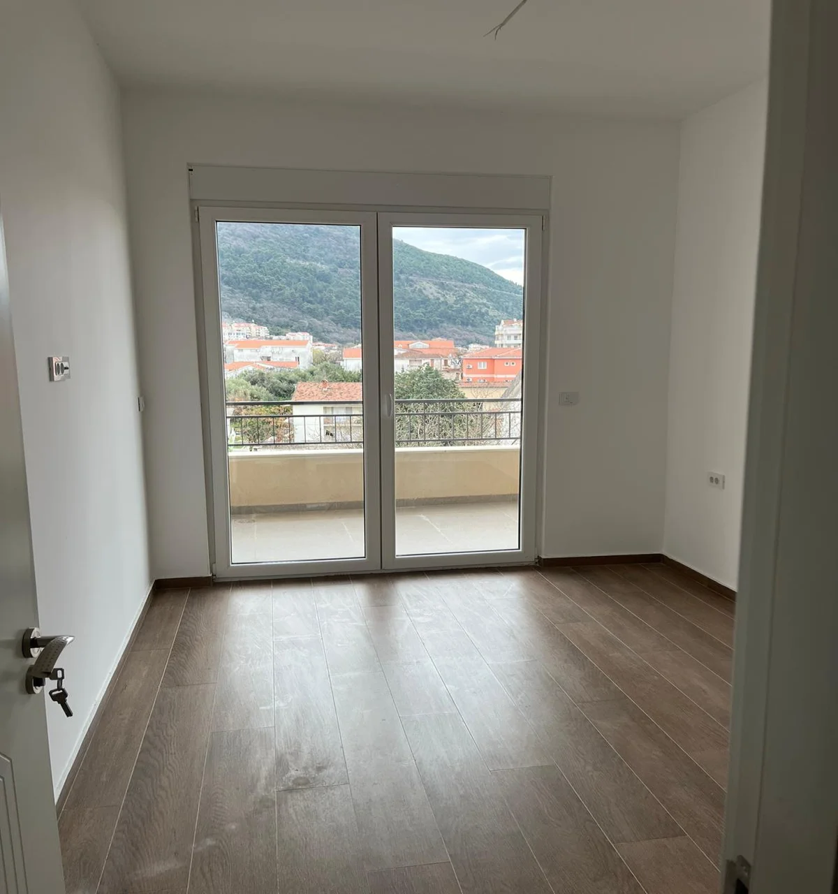Budva'da dağ ve şehir manzaralı Modern ve Geniş 1 + 1 Daire