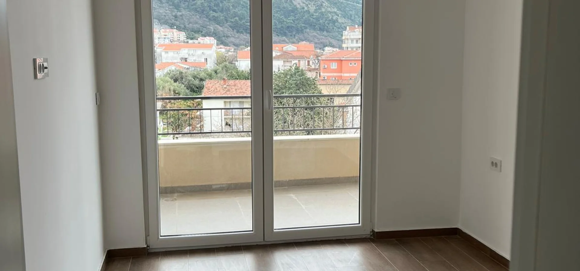 Budva'da dağ ve şehir manzaralı Modern ve Geniş 1 + 1 Daire