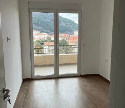 Budva'da dağ ve şehir manzaralı Modern ve Geniş 1 + 1 Daire