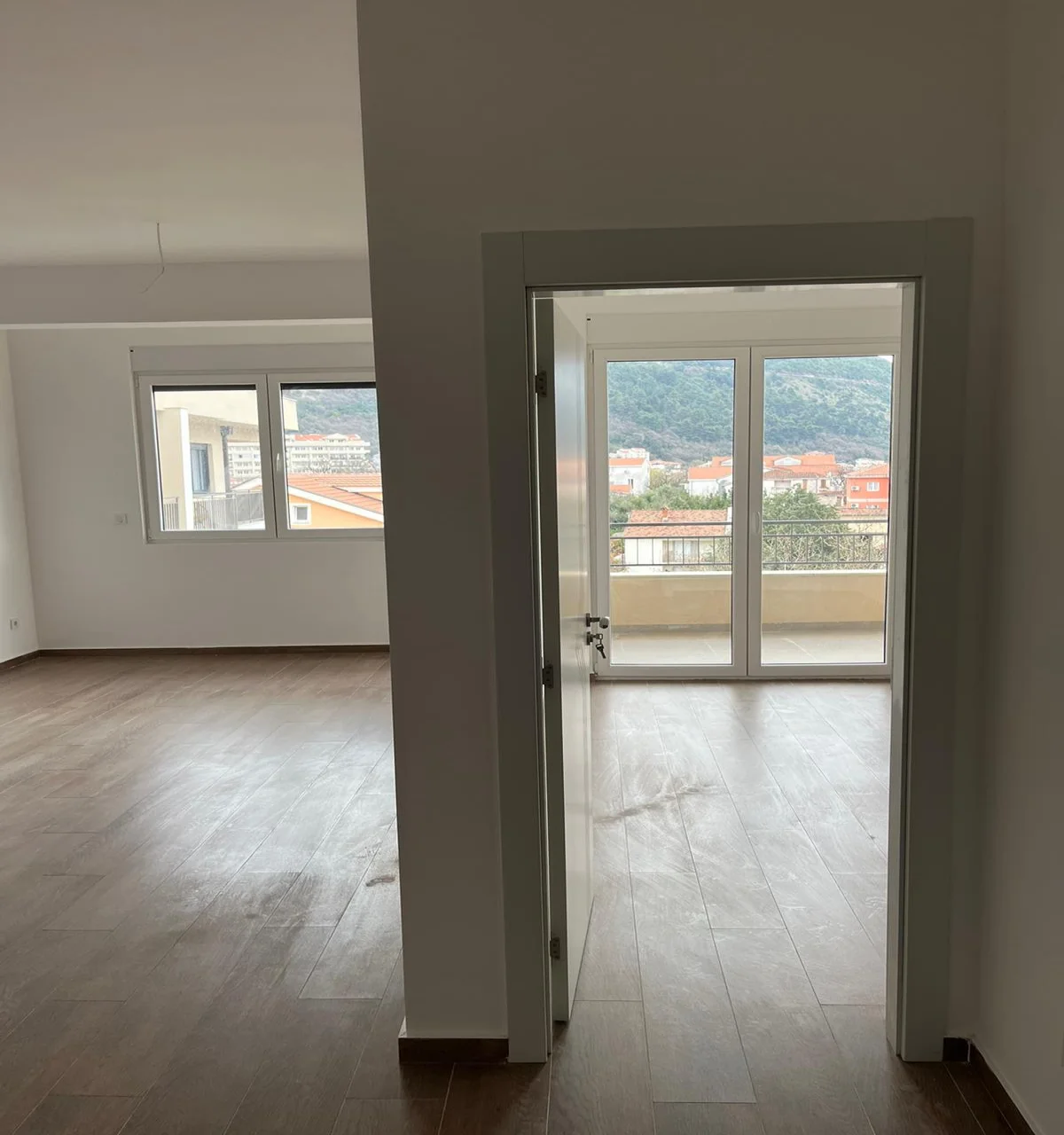 Budva'da dağ ve şehir manzaralı Modern ve Geniş 1 + 1 Daire