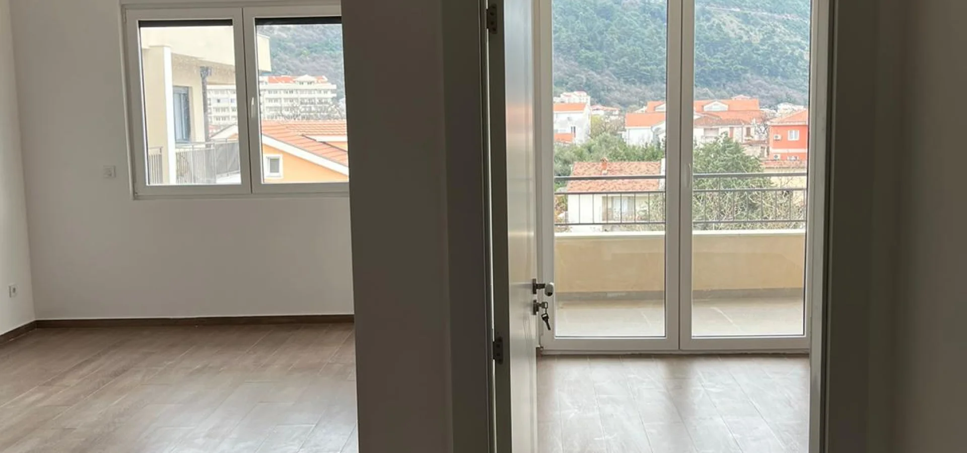 Budva'da dağ ve şehir manzaralı Modern ve Geniş 1 + 1 Daire