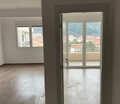 Budva'da dağ ve şehir manzaralı Modern ve Geniş 1 + 1 Daire