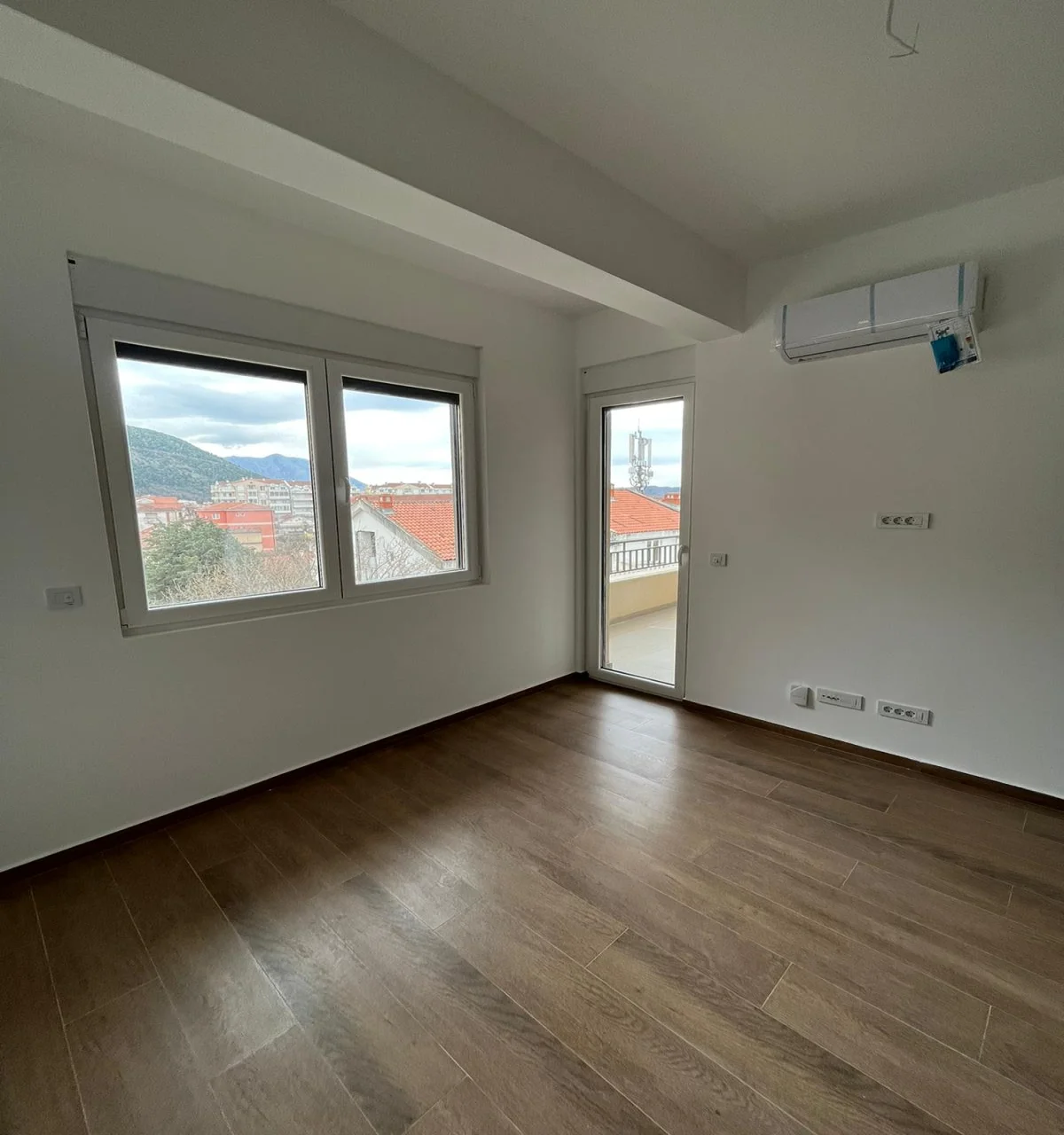 Budva'da dağ ve şehir manzaralı Modern ve Geniş 1 + 1 Daire