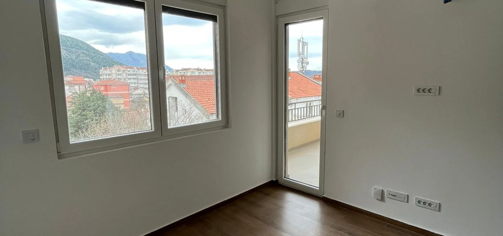 Budva'da dağ ve şehir manzaralı Modern ve Geniş 1 + 1 Daire