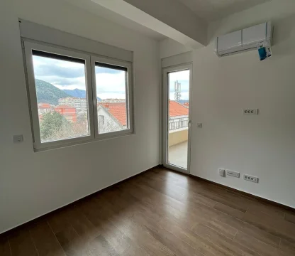 Budva'da dağ ve şehir manzaralı Modern ve Geniş 1 + 1 Daire