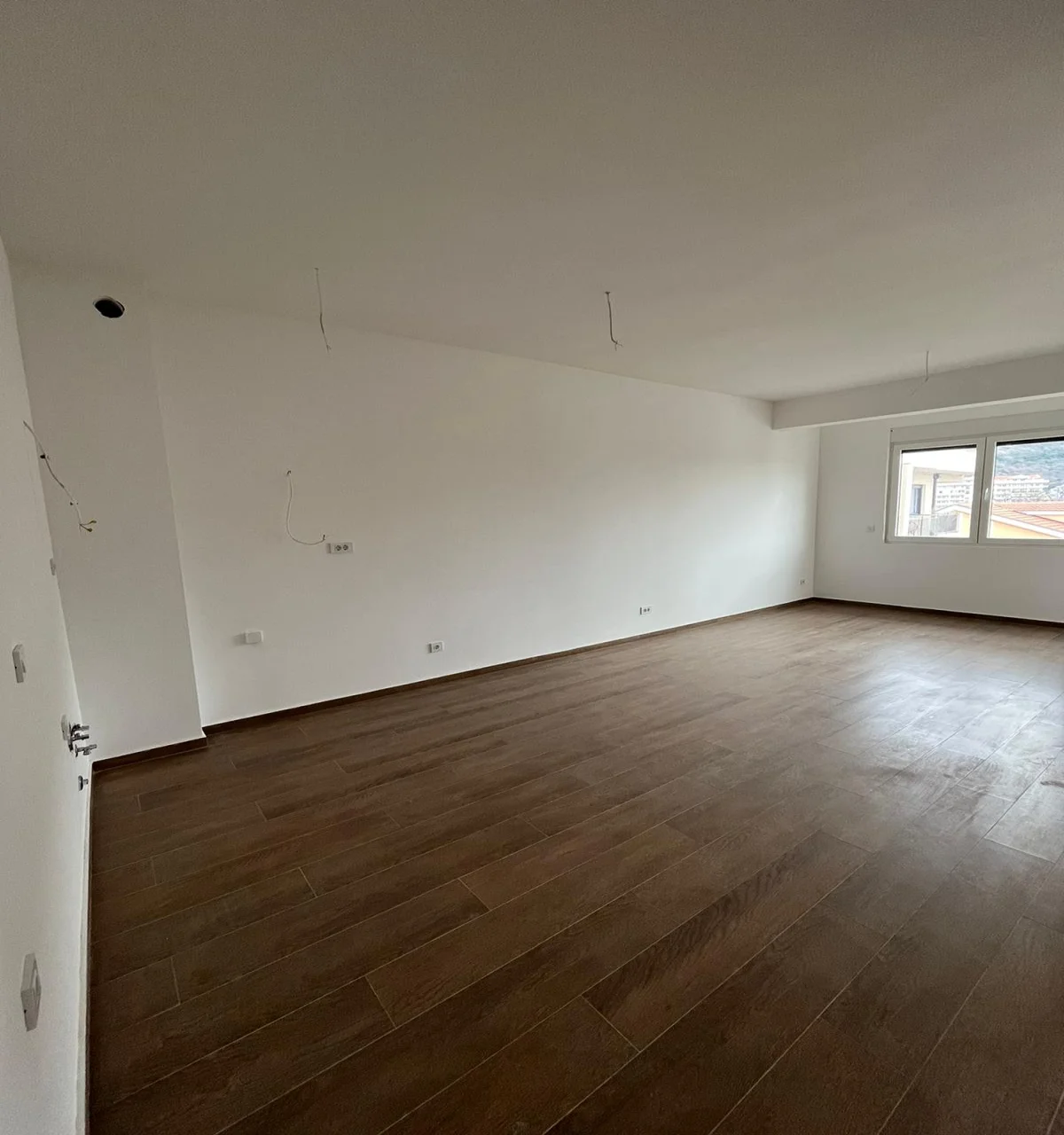 Budva'da dağ ve şehir manzaralı Modern ve Geniş 1 + 1 Daire