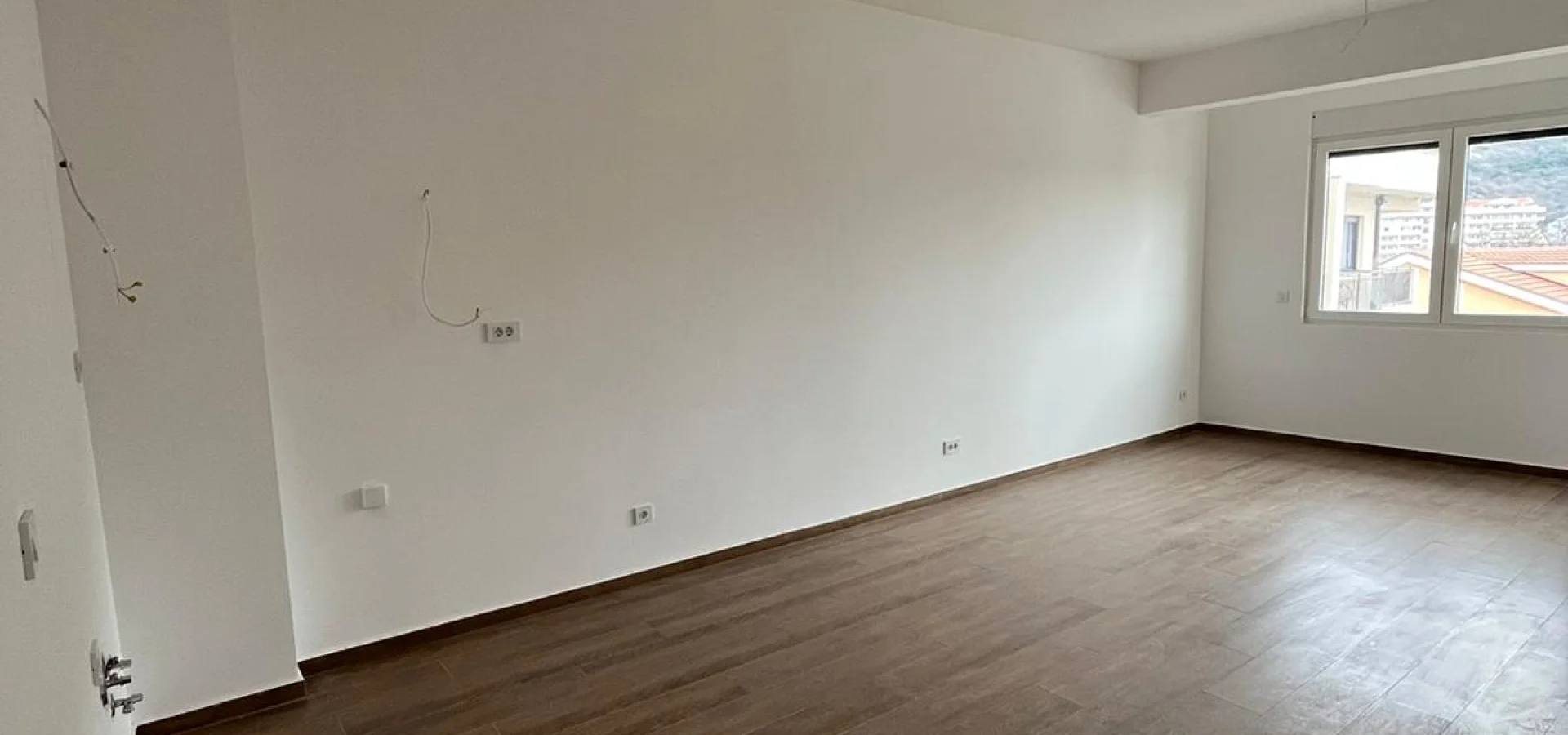 Budva'da dağ ve şehir manzaralı Modern ve Geniş 1 + 1 Daire