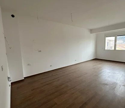 Budva'da dağ ve şehir manzaralı Modern ve Geniş 1 + 1 Daire