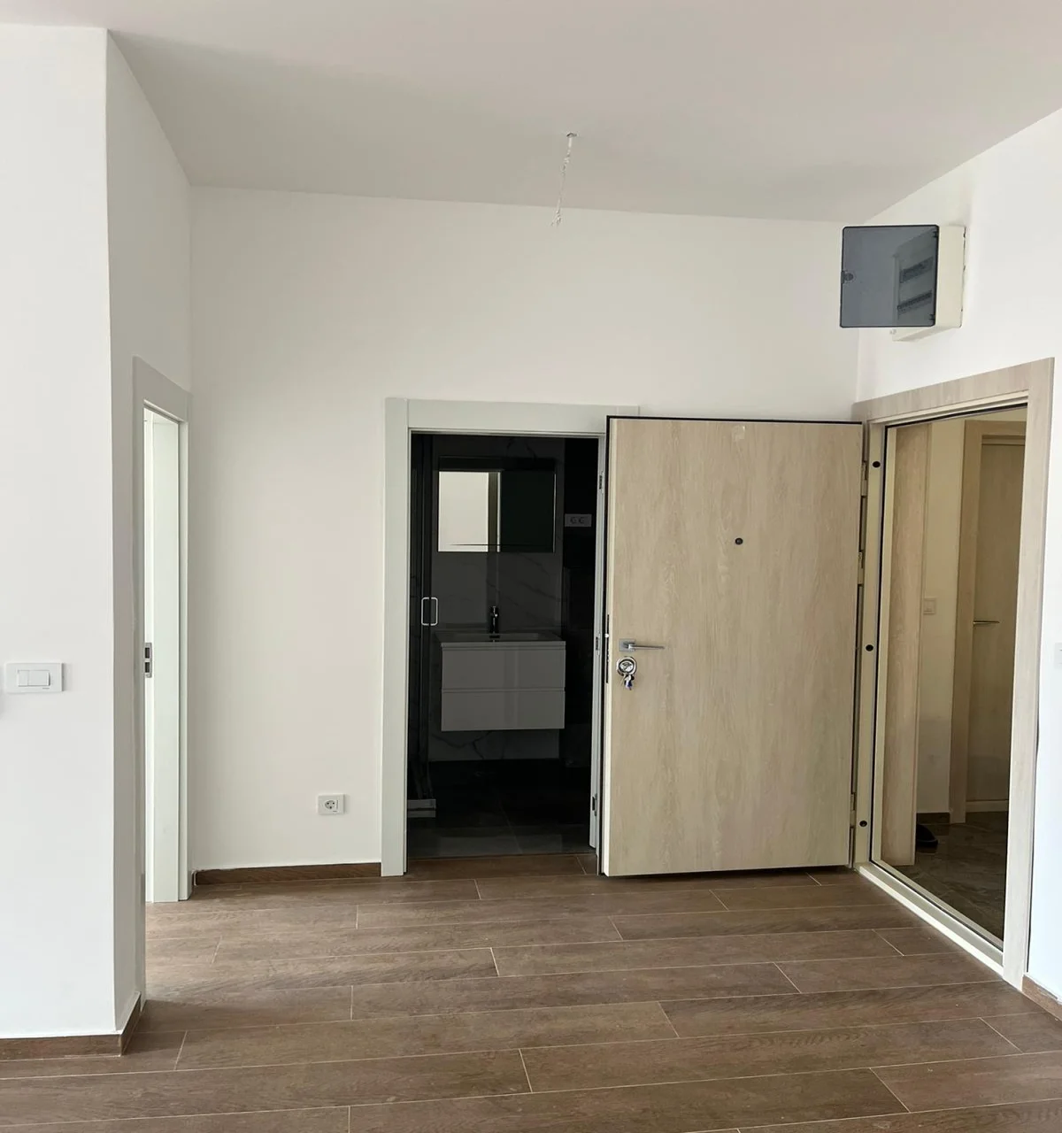 Budva'da dağ ve şehir manzaralı Modern ve Geniş 1 + 1 Daire