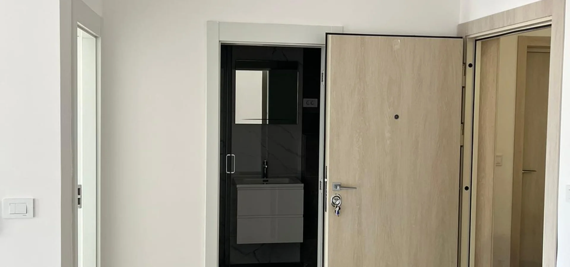 Budva'da dağ ve şehir manzaralı Modern ve Geniş 1 + 1 Daire