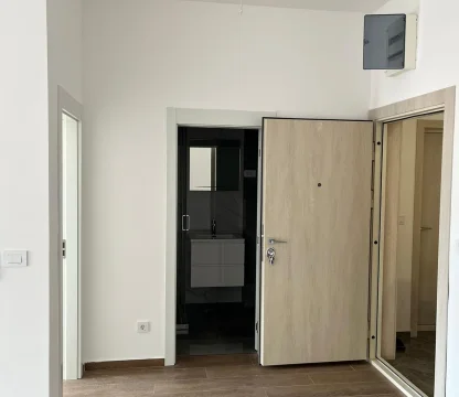 Budva'da dağ ve şehir manzaralı Modern ve Geniş 1 + 1 Daire