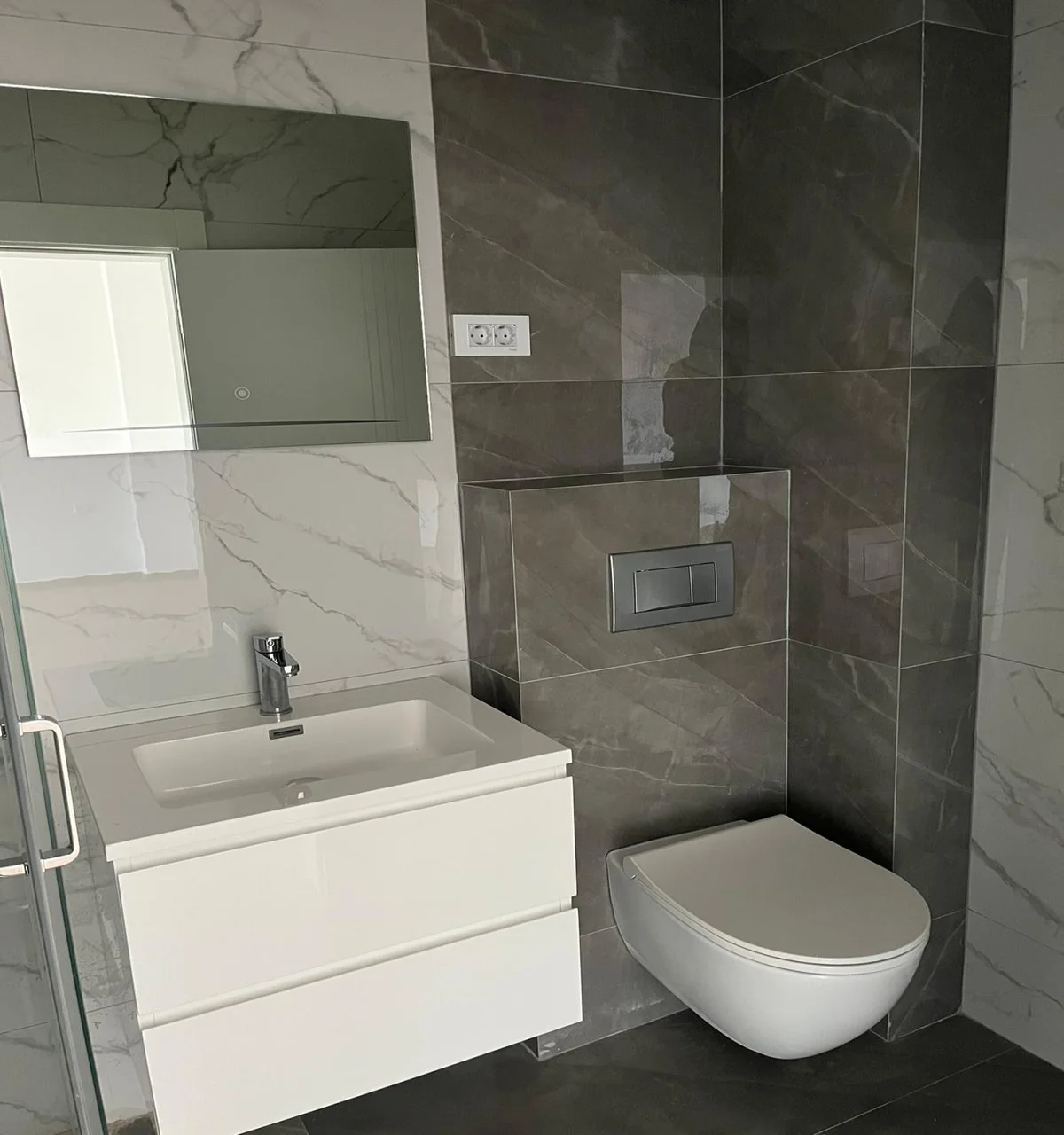 Budva'da dağ ve şehir manzaralı Modern ve Geniş 1 + 1 Daire