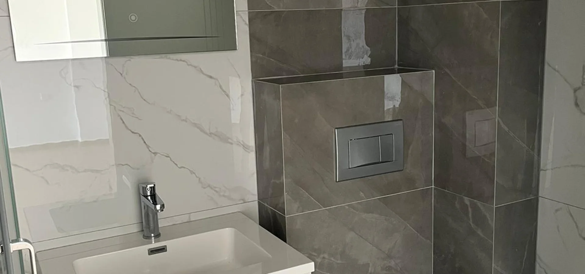 Budva'da dağ ve şehir manzaralı Modern ve Geniş 1 + 1 Daire