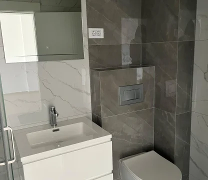 Budva'da dağ ve şehir manzaralı Modern ve Geniş 1 + 1 Daire