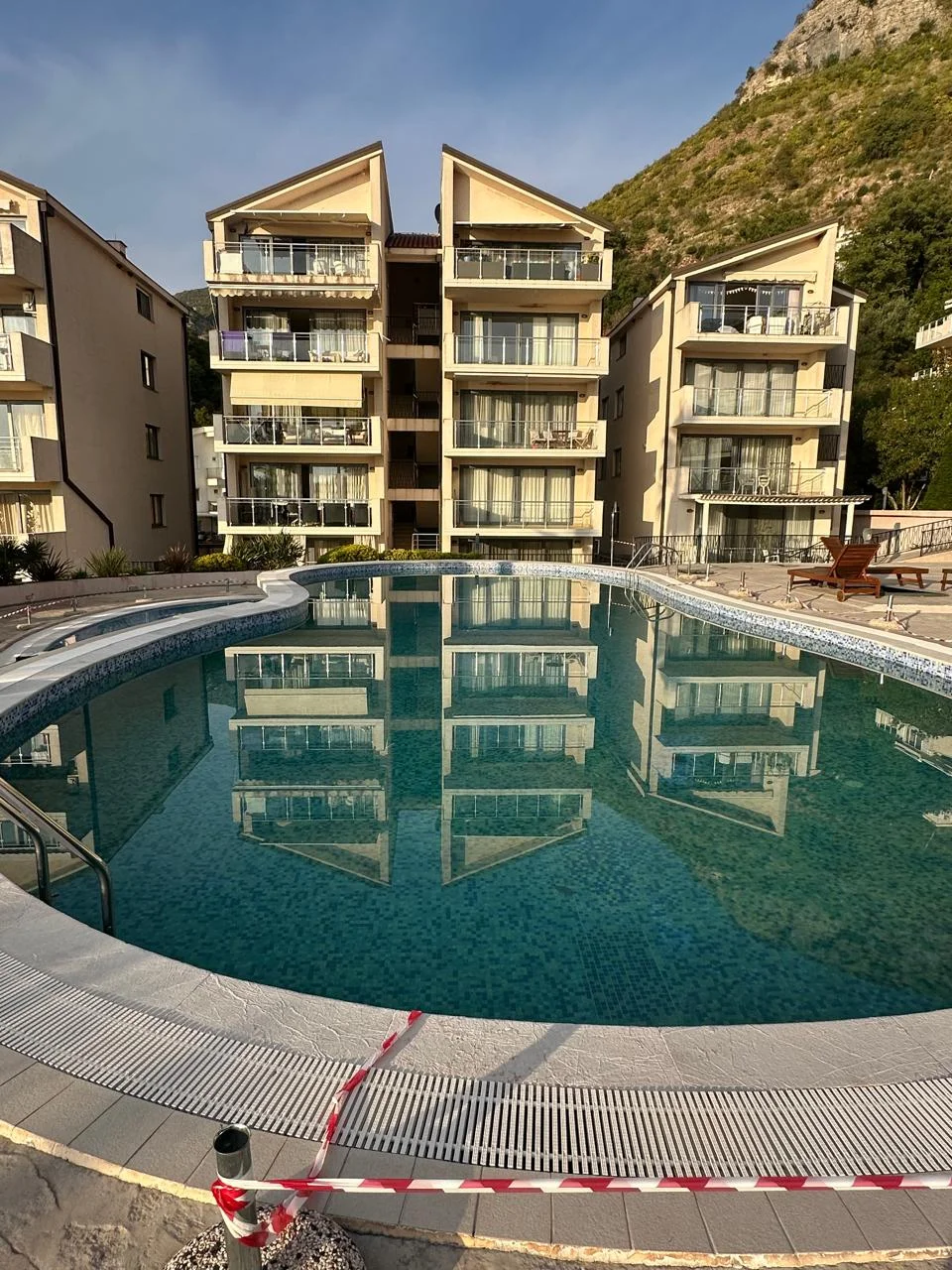 Budva Przno Bölgesi'nde yüzme havuzlu bir komplekste 2 +1 daire