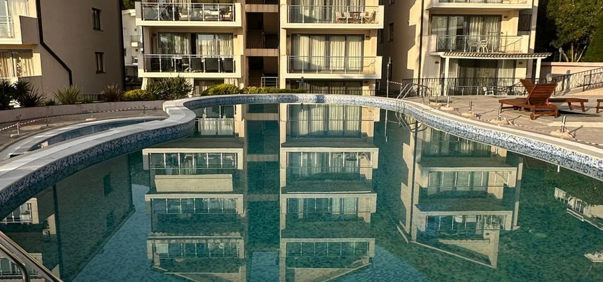 Budva Przno Bölgesi'nde yüzme havuzlu bir komplekste 2 +1 daire