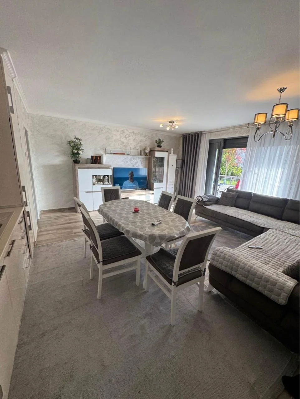 Budva Przno Bölgesi'nde yüzme havuzlu bir komplekste 2 +1 daire