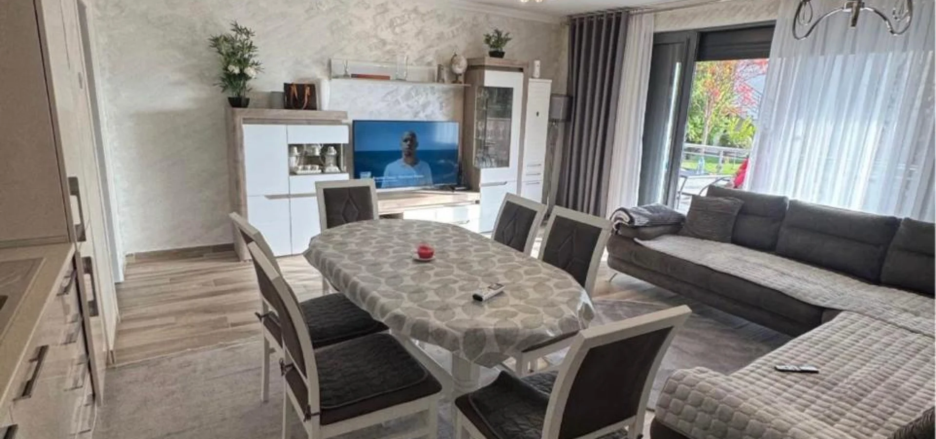 Budva Przno Bölgesi'nde yüzme havuzlu bir komplekste 2 +1 daire