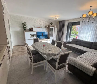 Budva Przno Bölgesi'nde yüzme havuzlu bir komplekste 2 +1 daire