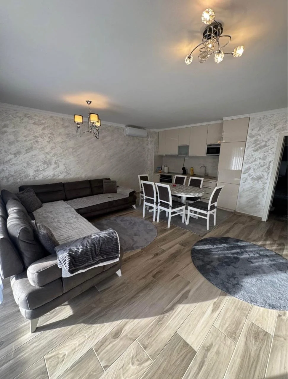 Budva Przno Bölgesi'nde yüzme havuzlu bir komplekste 2 +1 daire