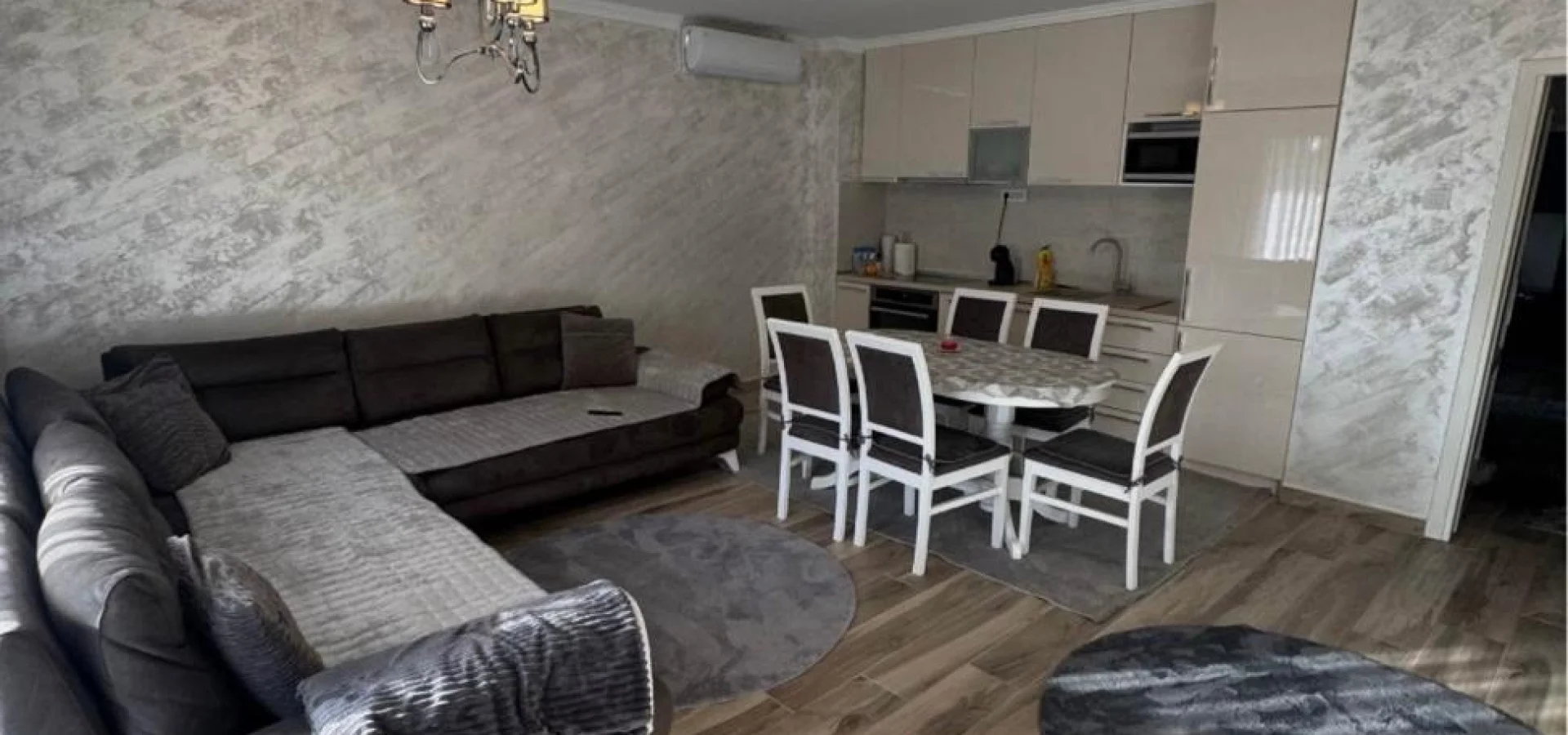 Budva Przno Bölgesi'nde yüzme havuzlu bir komplekste 2 +1 daire