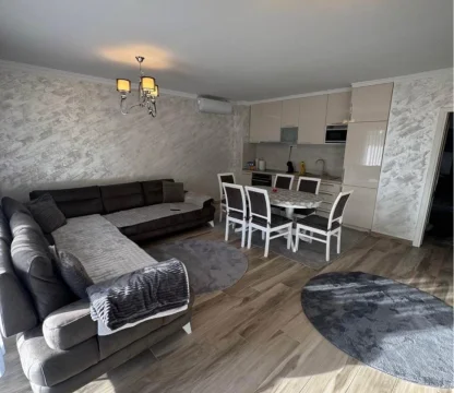 Budva Przno Bölgesi'nde yüzme havuzlu bir komplekste 2 +1 daire