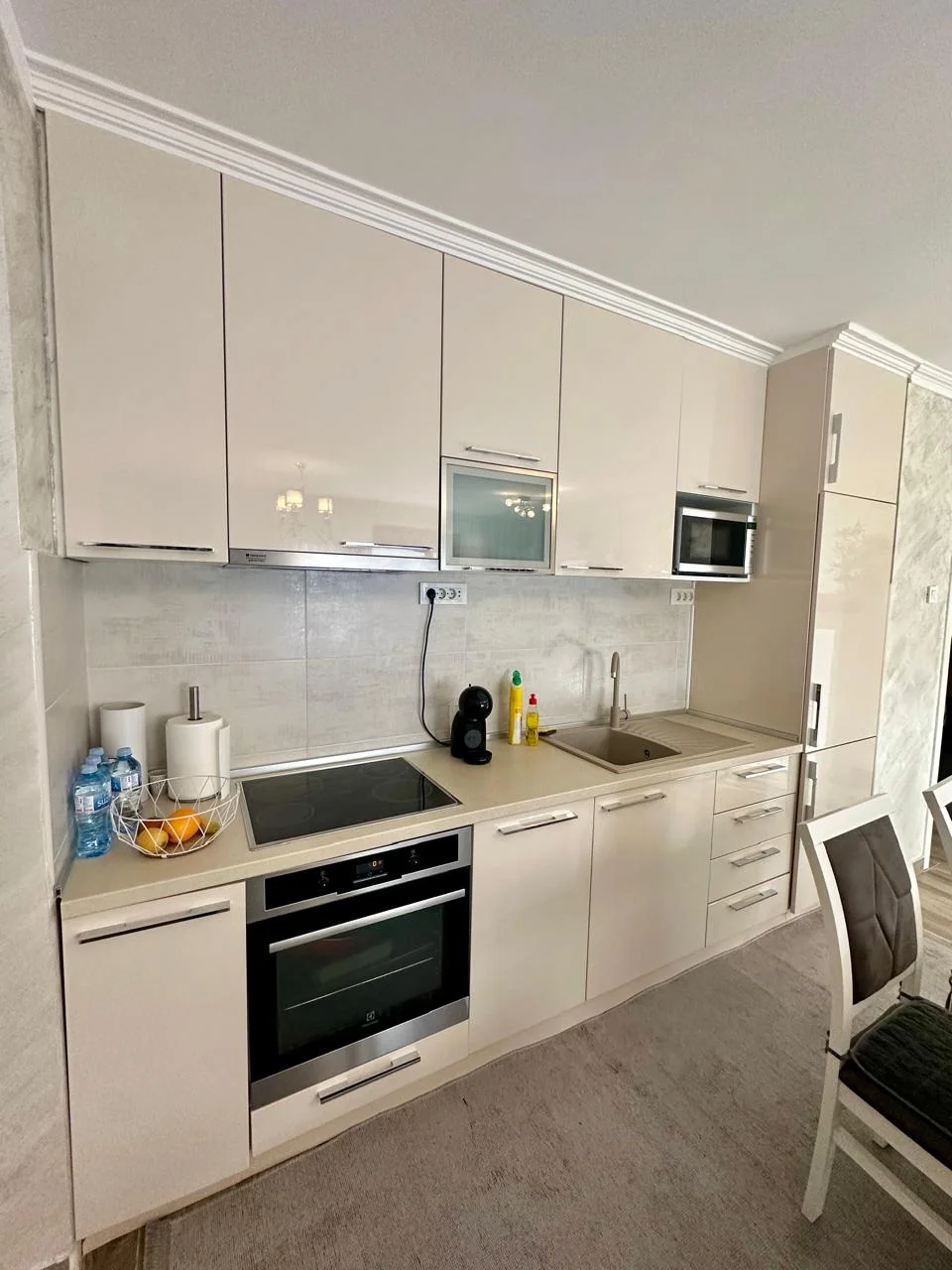 Budva Przno Bölgesi'nde yüzme havuzlu bir komplekste 2 +1 daire